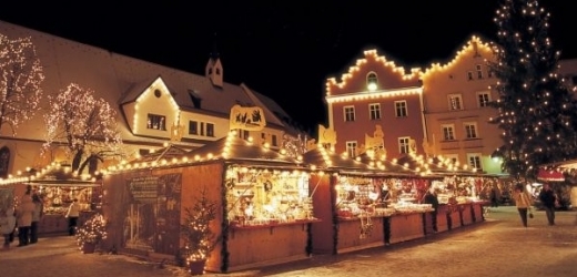 Vánoční trhy v centru Sterzingu.