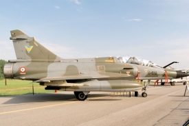 Francie se svých jaderných zbraní nechce vzdát. Nosí je i letoun Mirage 2000.