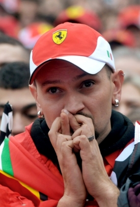Fanoušek Ferrari během posledního závodu sezony v Abú Zabí.