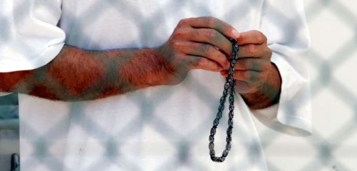 Jeden z guantánamských vězňů v Camu Delta.
