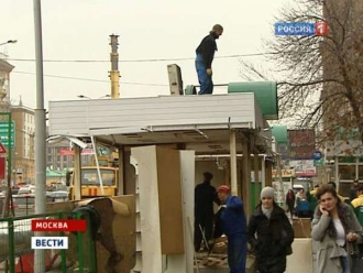 Stánkařům v Moskvě nastaly těžké časy (z televize Vjesti).