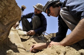 Afghánský a francouzský archeolog poblíž čínského dolu na měď.