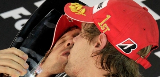 Sebastian Vettel s mistrovskou trofejí.