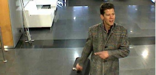 Muž v obleku ukradl notebooky za miliony.
