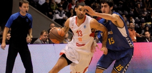 Nymburský basketbalista Simmons (v bílém) při zápase se Sevillou.