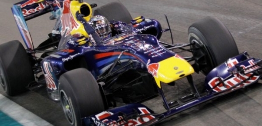 Sebastian Vettel ve voze RB6.