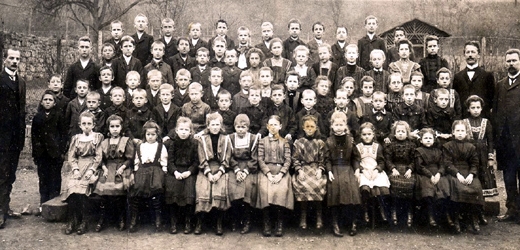 Bezúhonné tváře dětí na školní fotografi z roku 1910? To je pouhé zdání. 