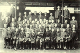 Školní snímek z roku 1910. Deseti až třináctiletí zloději vykradli v listopadu 1910 školu v Holešovicích, lapeni byli ve čtvrtek 17. listopadu 1910. 
