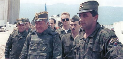 Ratko Mladić (uprostřed) v roce 1993.