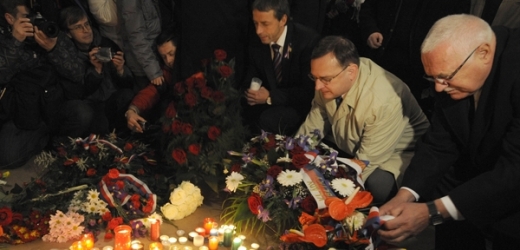 Klaus, Nečas a Bém u památníku na sametovou revoluci na Národní třídě.
