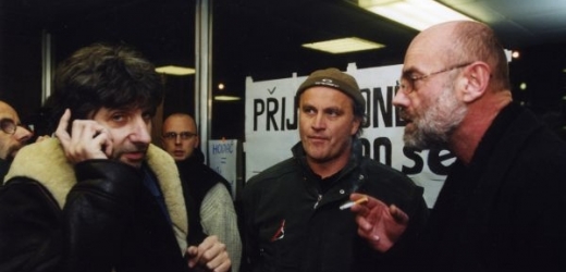 Michael Kocáb (uprostřed) a Jan Ruml (s Břetislavem Rychlíkem vpravo) při demonstraci během krize ve veřejnoprávní televizi v roce 2001.