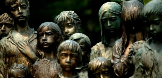 Lidické děti v areálu památníku.