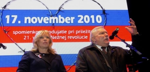 Nositel Nobelovy cenu za mír Lech Walesa a slovenská premiérka Iveta Radičová. 