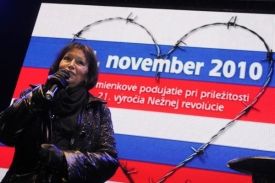   Zpěvačka Marta Kubišová  před Slovenským národním divadlem.  