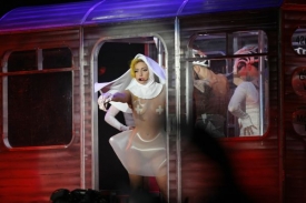 Lady Gaga vystřídala spoustu kostýmů, jeden lepší než druhý.