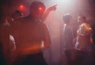 Při tanci v čínském homosexuálním klubu. 