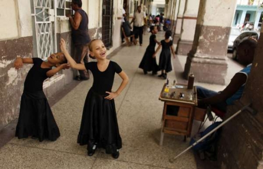 Malé tanečnice na ulicích Havany.
