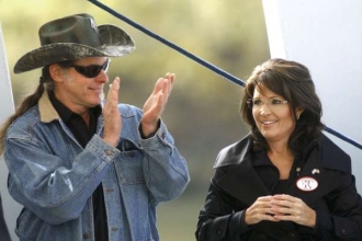 Rocker Ted Nugent tleská Palinové na shromáždění v Charlestonu. 