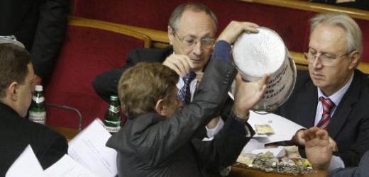 Ukrajinská politika je velmi neklidná. Na snímku hádka v parlamentu.
