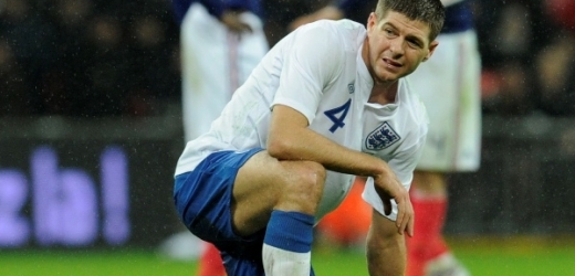 Steven Gerrard vydýchává zranění z reprezentačního utkání s Francií.