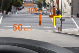 Head-up displej promítá před řidiče důležité údaje. V tomto případě navigační.  
