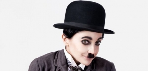 Lucie Bílá jako Charlie Chaplin v kalendáři Proměny 2011.