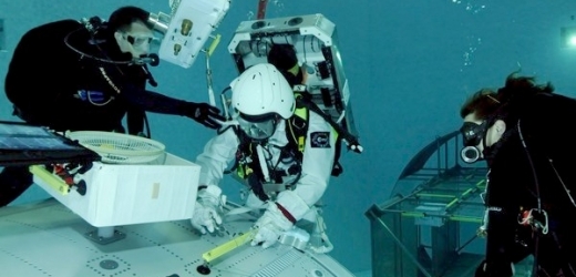 Astronaut trénuje opravu vnějšího pláště Mezinárodní vesmírné stanice.