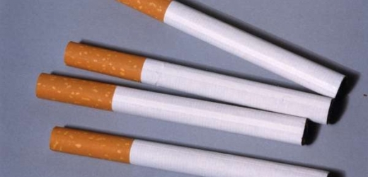 Reklamy na nikotinové náplasti vedou mladé lidi ke kouření, praví jeden ze závěrů Hardfordovy knihy.