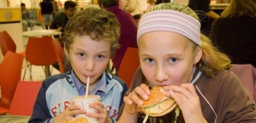 Návštěvu fast foodu musejí děti vyvážit množstvím zeleniny, ovoce a pohybu. 