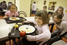 Děti by si od první třídy měly zvykat na obědy ve škole a domácí svačiny.