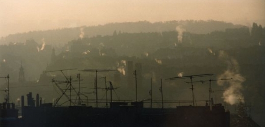 Obyvatele Prahy, Ostravy i severu Čech dusí smog (ilustrační foto).