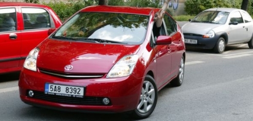 Problém nečekaného zrychlování vozu byl objeven u hybridního modelu Toyota Prius.