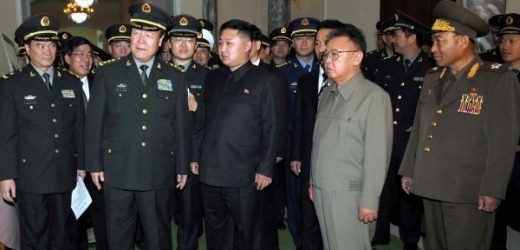 V KLDR nastupuje k moci nástupce Kim Čong-un (celý v černém), směřování jaderného programu je nejisté. 