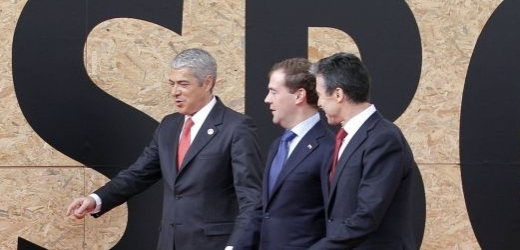 Dmitrij Medveděv s hostitelským premiérem Josém Socratesem a generálním tajemníkem NATO Rasmussenem.