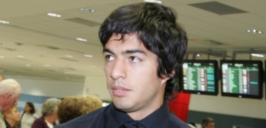 Luis Suárez pokousal protihráče.