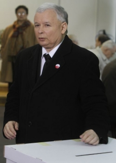 Jaroslaw Kaczyński přišel o několi straníků, voliči však rozkoly neřeší.