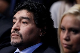 Diego Maradona sledoval duel se svou přítelkyní.