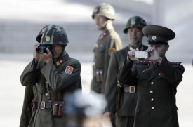 Severokorejští vojáci si fotografují pohraniční území nepřítele. 