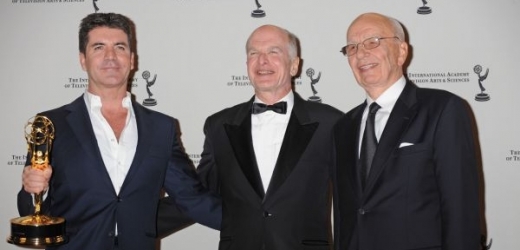 Cenu Emmy získal za životní dílo drsný porotce talentů Simon Cowell (na snímku vlevo).