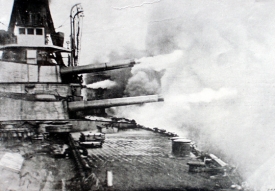 Válečná loď Minas Geraes ostřeluje Rio de Janeiro. 