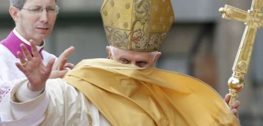 Benedikt XVI. odhaluje v knize i své soukromí. Na snímku ve Španělsku. 