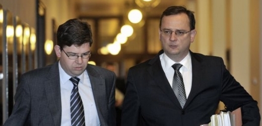 Premiér Petr Nečas (vpravo) uvolní necelou miliardu pro ministerstva.