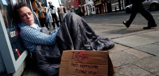 Důsledky krize. Dívka bez domova v Dublinu.