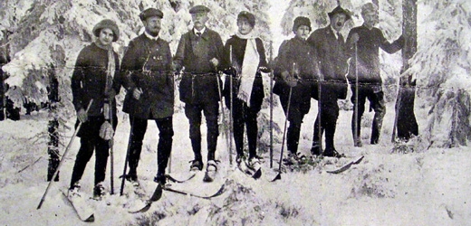 Zatímco horalé mrzli a trpěli nouzí, průkopníci lyžování vyrazili s prvním sněhem do hor. V pátek 25. 11. 1910 už se lyžovalo v Krkonoších (na snímku) i na Vysočině v okolí Nového Města na Moravě. 