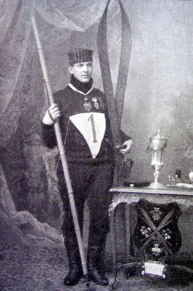 Průkopník českého lyžování Bohumil Hanč. Nakonec v roce 1913 umrzl přímo na lyžích.  