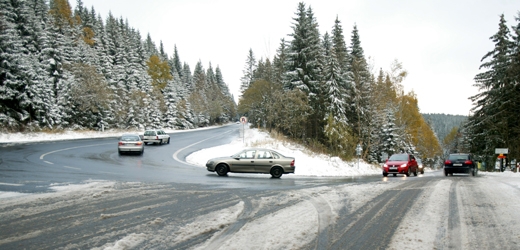 Na horách už řidiči musí počítat se sněhem (ilustrační foto).