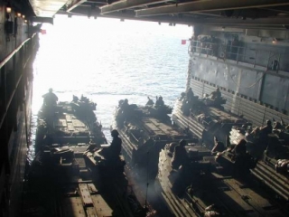 Útočné obojživelníky z USS Juneau se opřipravují na vylodění. Cvičení s Jižní Koreou. 
