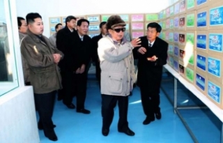 Zatímco hřmí děla, Kim starší navštívil fabriku na sojové polévky.