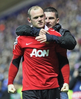 Wayne Rooney a jeho "nový kamarád".