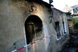 Dům ve Vítkově, který vypálili rasističtí žháři.